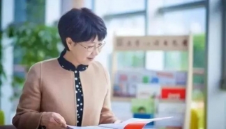 呂帆：研究顯示，孩子在閱讀電子產(chǎn)品時，用眼距離最近