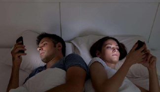 別再長(zhǎng)時(shí)間盯著手機(jī)了，當(dāng)心眼睛被透支！